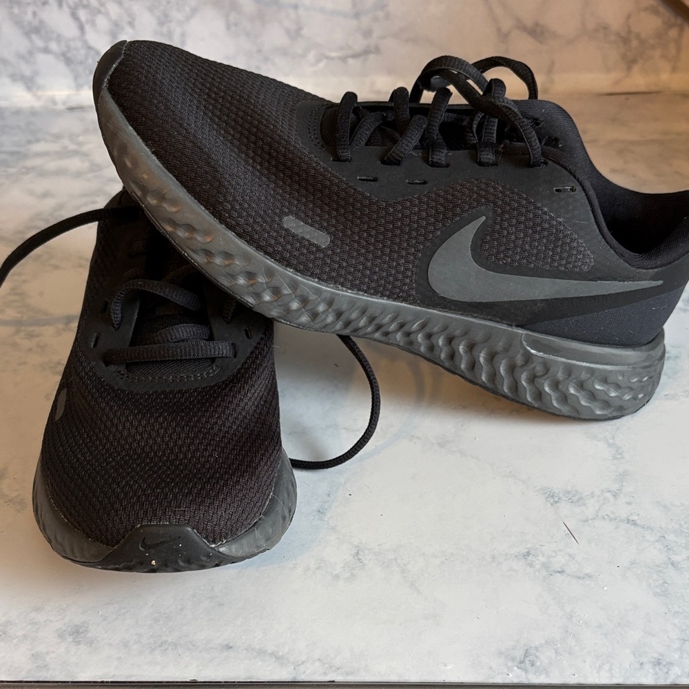Nike women’s Black and Gray Athletic Shoes